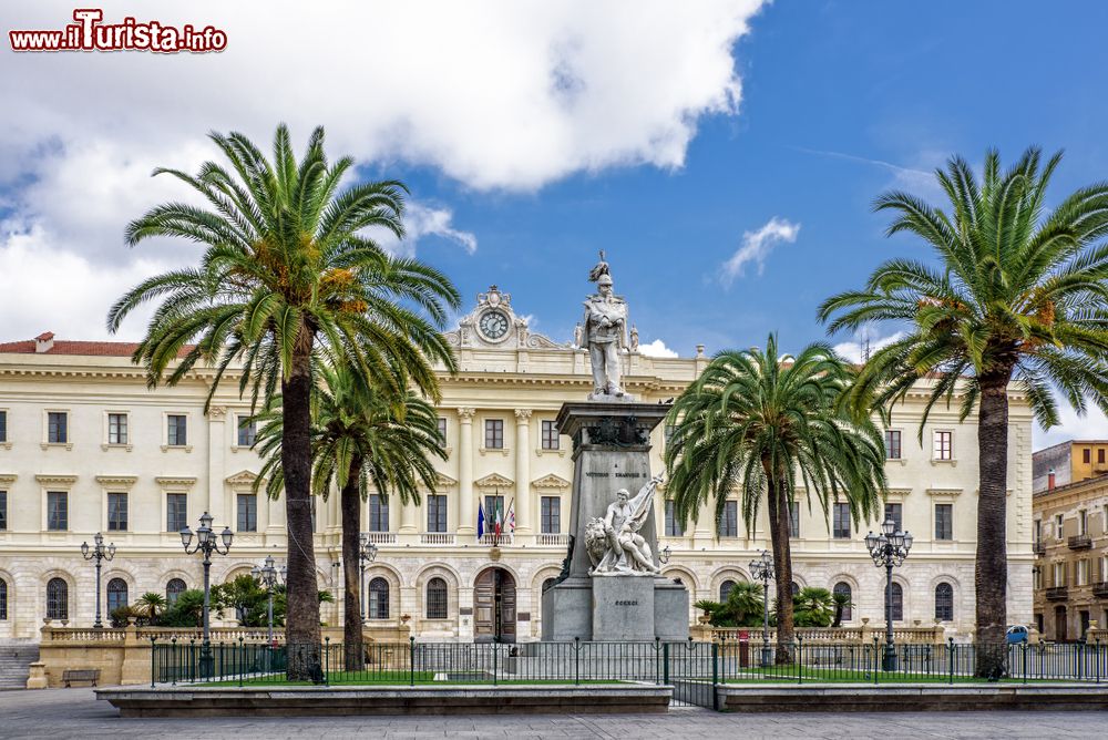 Immagine Il monumento a Vittorio Emanuele II° a Sassari, Sardegna. Sullo sfondo, il palazzo del governo..
