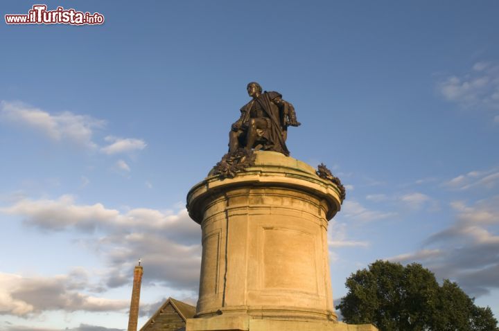Immagine Monumento a William Shakespeare a Stratford-upon-Avon, Gran Bretagna - © David Hughes / Shutterstock.com