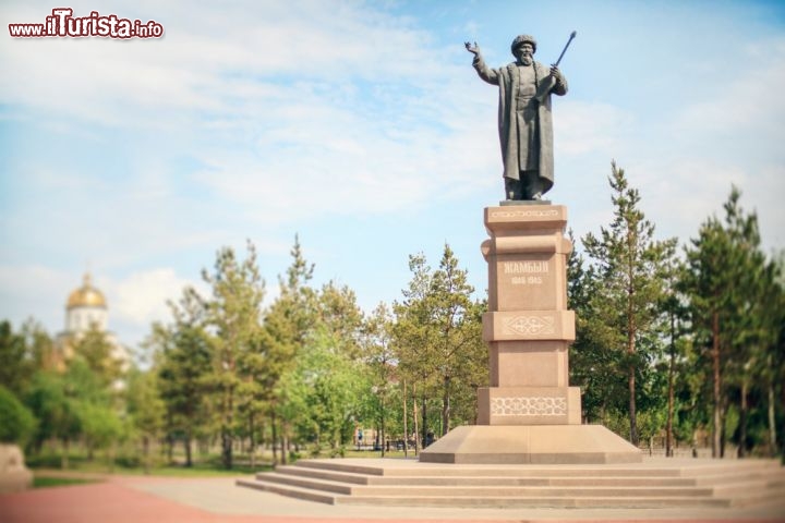 Immagine Monumento a Zhambyl Zhabayev, Astana - Nato nel 1846 e scomparso nel 1945 all'età di 99 anni, Zhambyl Zhabayev è stato uno dei più importanti poeti del Kazakistan. Fra i suoi celebri scritti si ricordano "Nel mausoleo di Lenin", "Dear Land" e " I visited all places in the world": durante gli anni della Seconda Guerra Mondiale i suoi manoscritti ricordarono le sofferenze di eroi e soldati kazaki impregnati sul fronte di combattimento © freedarst / Shutterstock.com