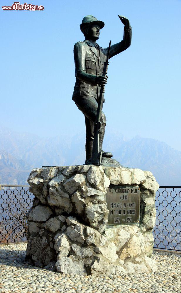 Immagine Monumento agli alpini a Civenna, frazione di Bellagio, provincia di Como, Lombardia. Questa scultura è l'omaggio alle truppe da montagna dell'Esercito italiano - © ValeStock / Shutterstock.com