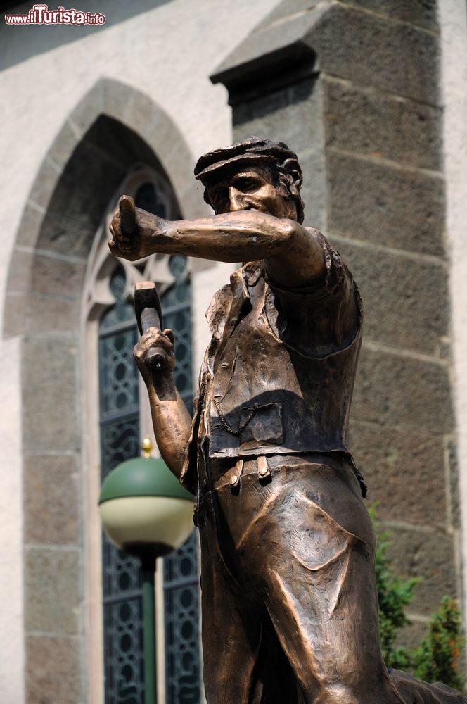 Immagine Monumento agli artigiani in centro a Predazzo: siamo nella Val di Fiemme, in provincia di Trento