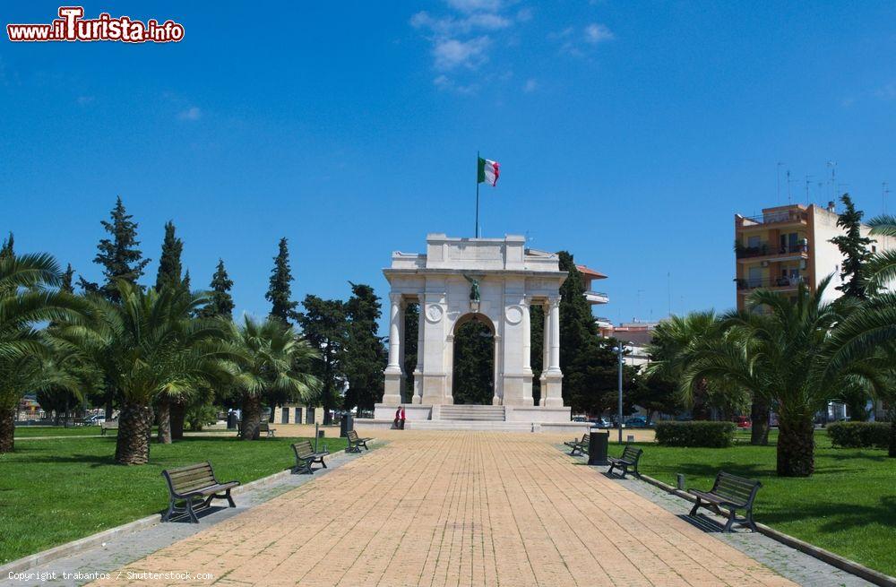 Immagine Il Monumento ai Caduti di Andria si trova nel Parco 4 Novembre e ricorda gli andriesi caduti nella Prima Guerra Mondiale - foto © trabantos / Shutterstock.com