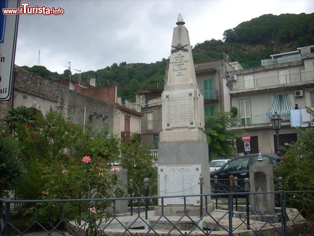 Immagine Il Monumento ai caduti nel centro di Saponara - © Ciao411 - Pubblico dominio, Wikipedia