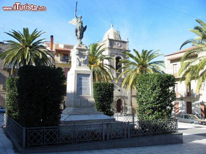 Immagine Il Monumento ai caduti situato in Piazza Elena, nel centro di Rammacca (Sicilia) - © Pro Loco Ramacca