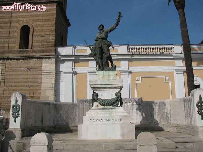 Immagine Monumento ai caduti in piazza Matteotti a Santa Maria Capuavetere - © wikipedia