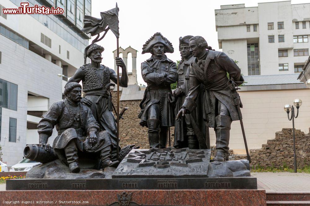 Immagine Monumento ai fondatori della città di Rostov-on-Don, Russia. Sorge sulla riva destra del fiume ed è la più grande della Russia meridionale. Vanta palazzi e edifici storici di grande pregio - © evgenii mitroshin / Shutterstock.com