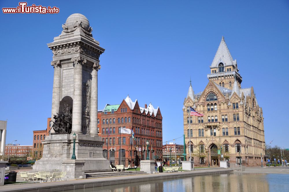 Immagine Il monumento ai soldati e ai marinai e il Syracuse Saving Bank Building in Clinton Square a Syracuse, New York State, USA.