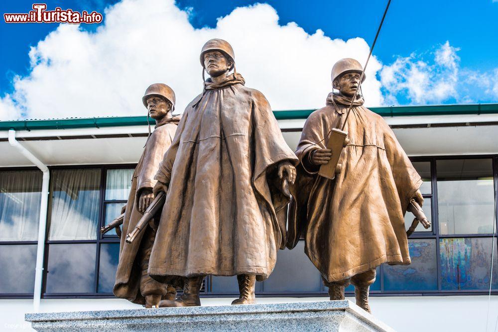 Immagine Monumento ai veterani del Suriname nella guerra coreana, Paramaribo, Suriname - © Anton_Ivanov / Shutterstock.com