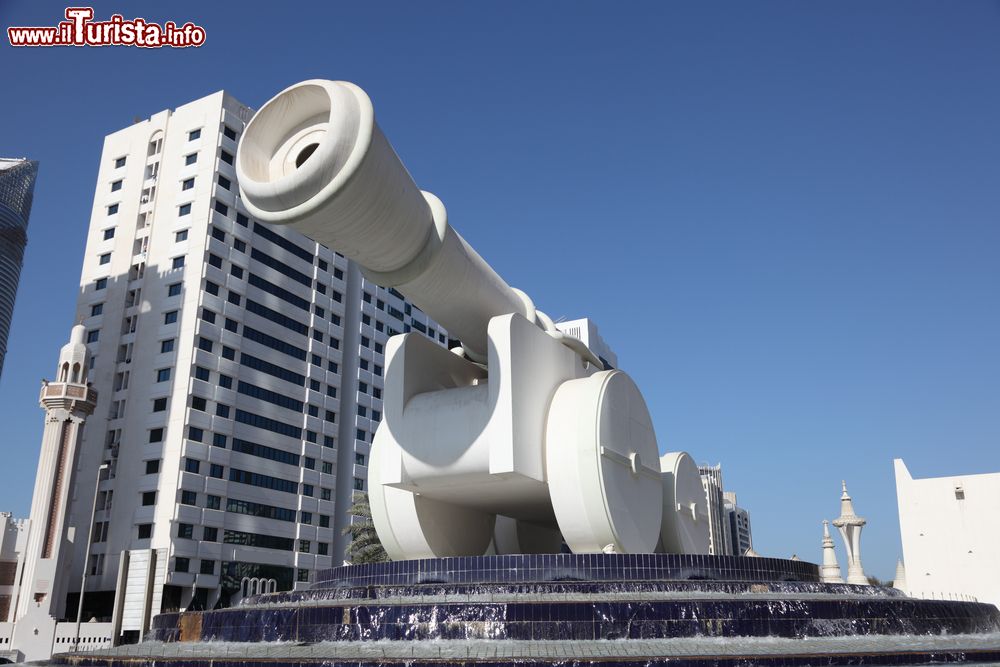 Immagine Monumento al cannone a Dubai, Emirati Arabi Uniti.