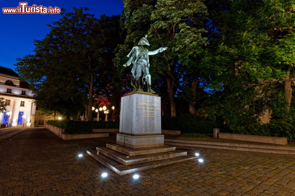 Immagine Monumento al feldmaresciallo Friedrich Josia a Coburgo, Germania, fotografato di notte.
