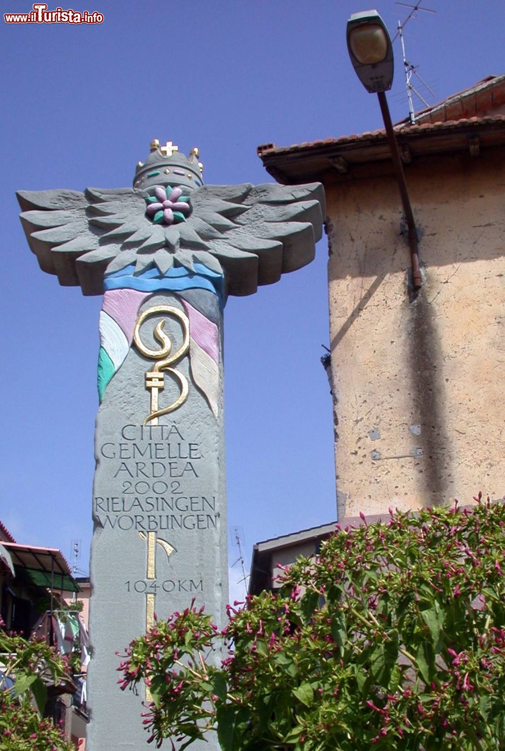 Immagine Monumento al Gemellaggio di Ardea con Rielasingen Worblingen in Germania - © MM, Wikipedia