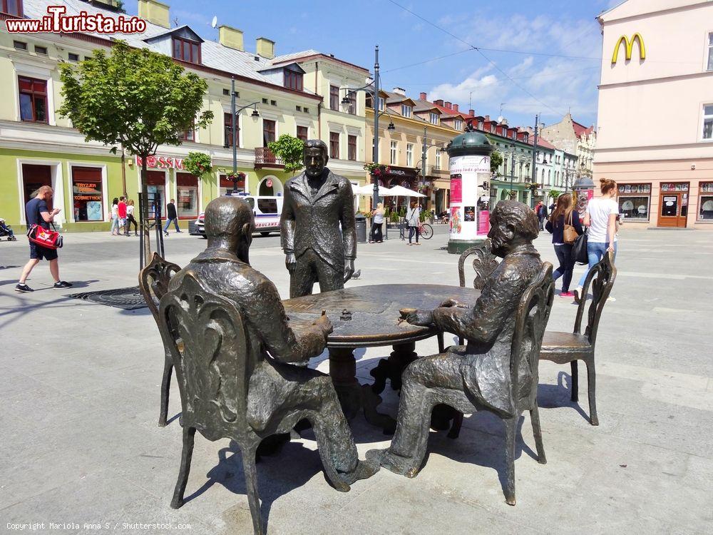 Immagine Il monumento al magnate polacco del tessile Izrael Kalmanowicz Poznanski (1833-1900) a Lodz, Polonia. Parte della scultura è stata realizzata dalla Lodz Manufacture Creators di Marcel Szytenchelm - © Mariola Anna S / Shutterstock.com