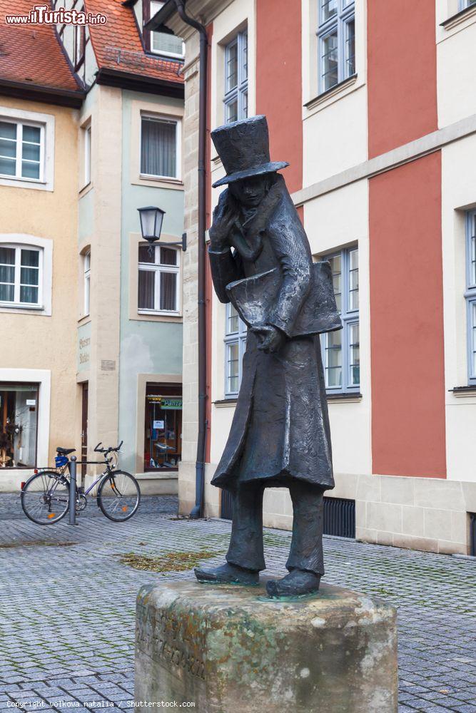 Immagine Monumento al narratore Hoffmann con il gatto Moore sulla spalla in Hoffmann Platz a Bamberga,  Germania - © volkova natalia / Shutterstock.com