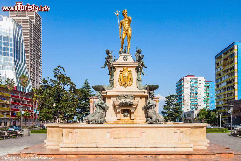 Immagine Il monumento al Nettuno nei pressi dell'Ilya Chavchavadze State Drama Theatre di Batumi, Georgia. Siamo nel cuore pulsante della cittadina capitale dell'Agiaria - © saiko3p / Shutterstock.com