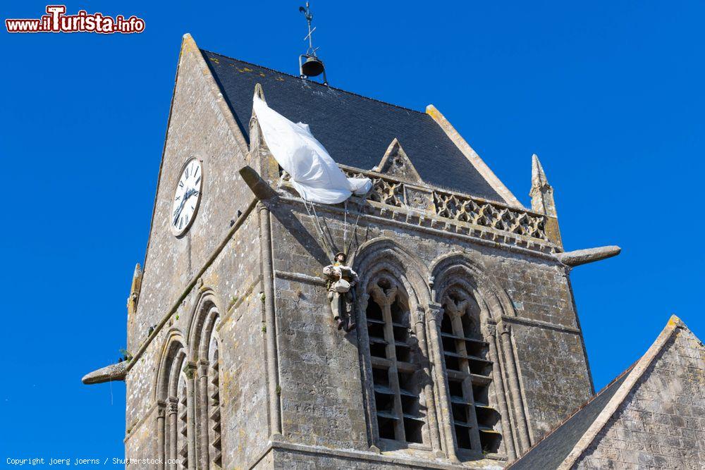 Immagine Il monumento al paracadutista appeso a Sainte-Mere-Eglise in Normandia, Francia - © joerg joerns / Shutterstock.com