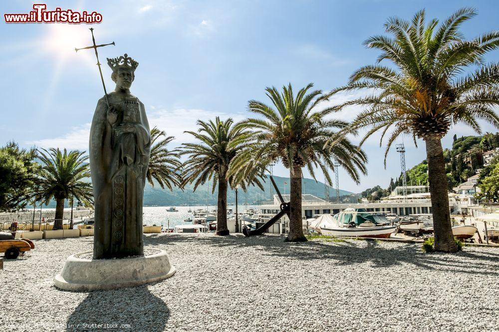 Immagine Il monumento al re bosniaco Tvrtko I° lungo il porto di Herceg Novi, Montenegro. Bano di Bosnia dal 1353, fu successivamente re della Bosnia; combattè a lungo contro l'invasione dell'impero ottomano in Serbia e Bosnia - © Anton Kudelin / Shutterstock.com