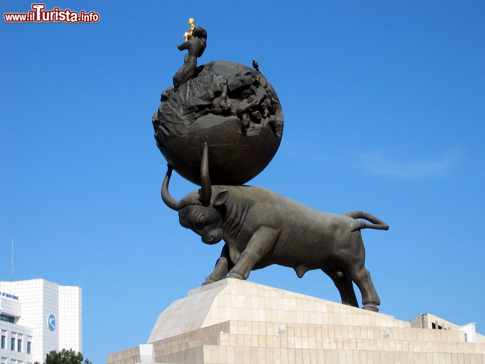 Immagine Il monumento al terremoto con il presidente Niyazov sulla vetta del mondo, Ashgabat, Turkmenistan.
