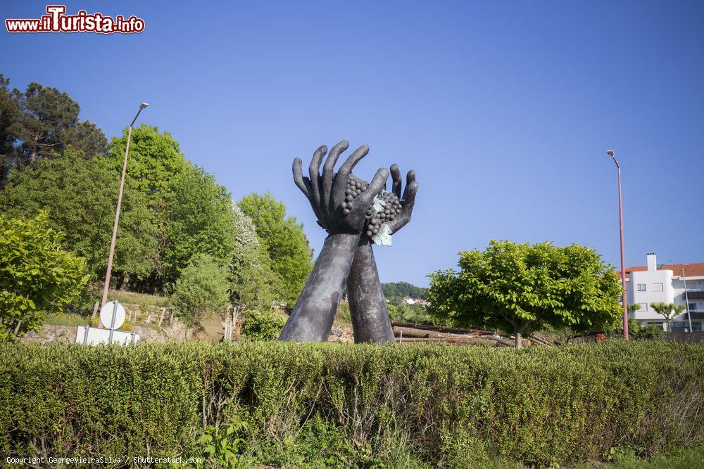 Immagine Monumento al "vinho Alvarinho" nella città di Melgaco, nord del Portogallo. Questa cittadina è una delle più importanti per la produzione di questo vino frizzante - © GeorgeVieiraSilva / Shutterstock.com