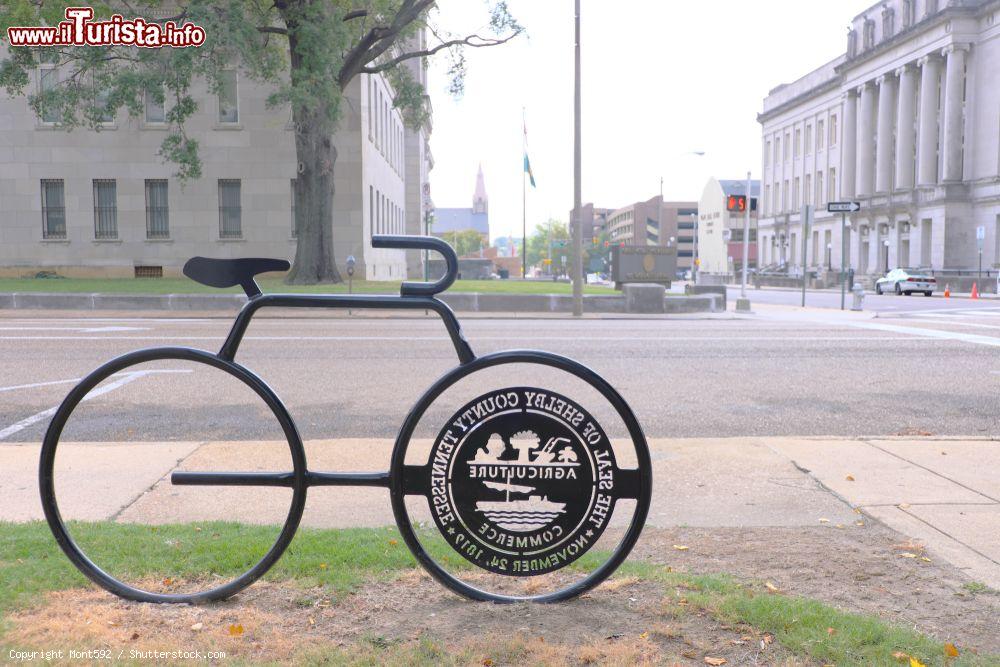 Immagine Monumento alla bicicletta in un incrocio del centro di Memphis, Tennessee (USA) - © Mont592 / Shutterstock.com