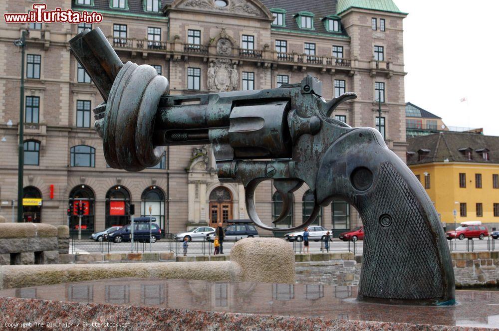 Immagine Monumento alla Non-Violenza a Malmo, Svezia. Situata a due passi dalla stazione centrale della città, questa scultura fu realizzata nel 1985 - © The Old Major / Shutterstock.com