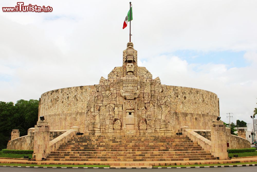 Immagine Il Monumento alla Patria in Paseo de Montejo a Merida, Yucatan, Messico. Sorge sulla rotonda in una strada molto trafficata della città.