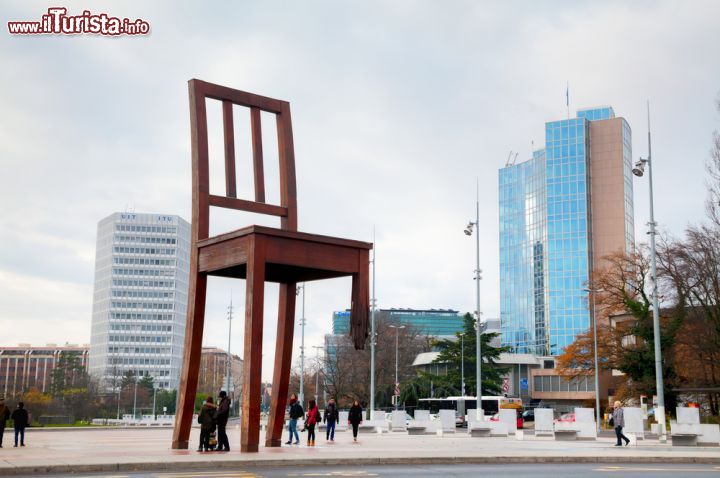 Immagine Monumento alla sedia rotta nei pressi del Palazzo delle Nazioni Unite a Ginevra, Svizzera. A realizzarlo è stato l'artista Daniel Berset per sensibilizzare l'opinione pubblica sulle mine terrestri che ogni anno mietono più di 20 mila vittime in tutto il mondo. Si trova di fronte alla sede dell'Onu dal 1997 - © photo.ua / Shutterstock.com 
