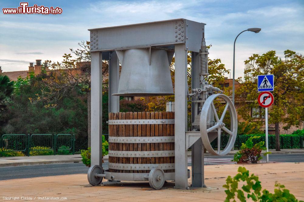 Immagine Monumento all'antica pigiatura del vino a Olite, Navarra, Spagna: una botte in legno - © Elzloy / Shutterstock.com