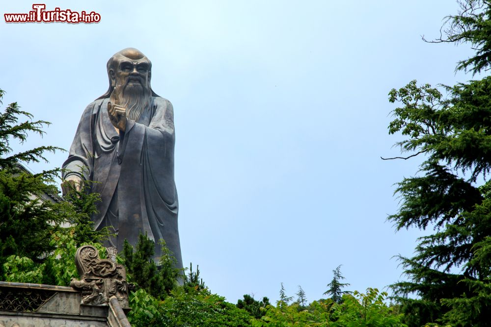 Immagine Il monumento all'antico filosofo cinese Loa Zu a Qingdao, Cina. Nel I° secolo d.C. divenne la principale divinità del pantheon taoista.