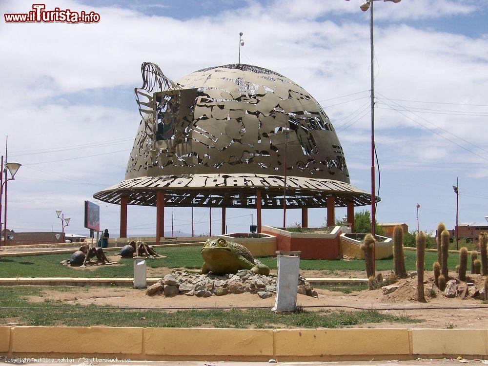 Immagine Monumento all'elmetto del minatore nella città di Oruro, Bolivia © - © mikluha_maklai / Shutterstock.com