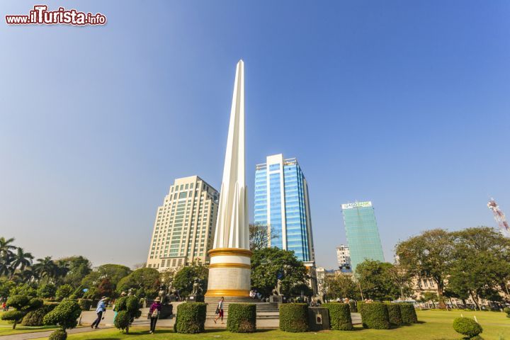 Immagine Monumento all'Indipendenza nel parco di Mahabandoola nella città di Yangon, Myanmar - © Aoshi VN / Shutterstock.com