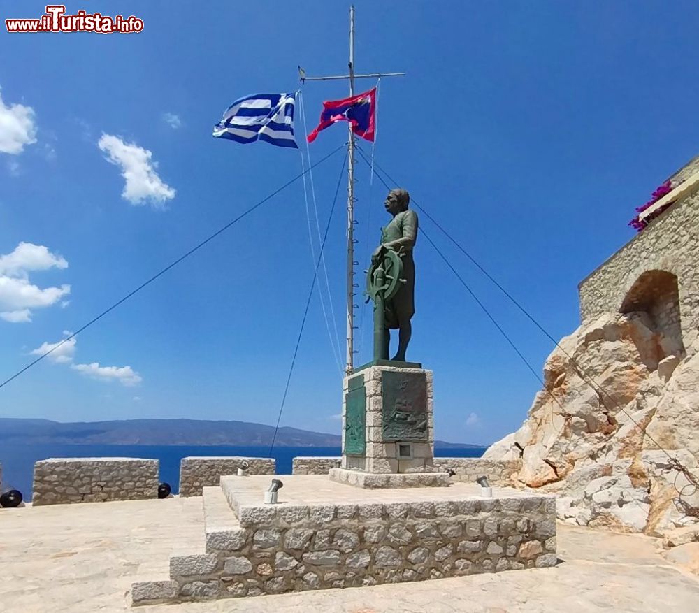 Immagine Il monumento ad Andreas Miaoulis, eroe dell'indipendenza greca, sulla terrazza panoramica all'ingresso del porto di Hydra.
