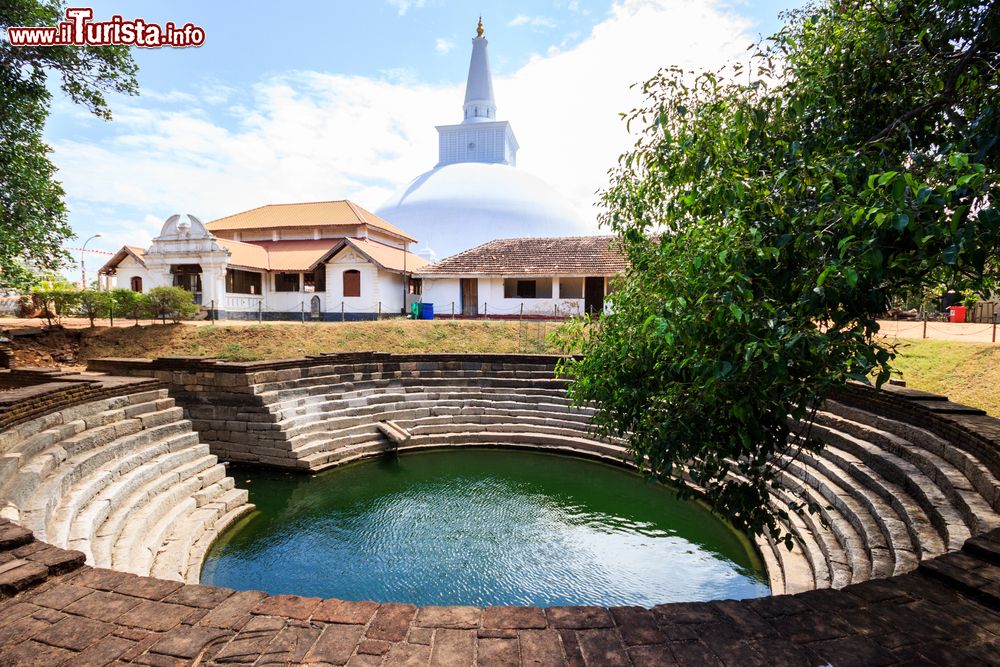 Immagine Monumento buddhista a Anuradhapura, Sri Lanka. Lo stupa, originario del subcontinente indiano, ha come funzione principale quella di conservare reliquie.