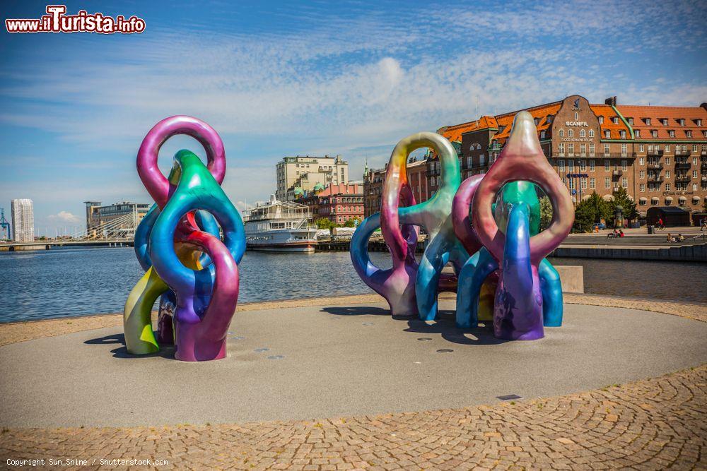 Immagine Monumento con anelli colorati nei pressi del mare a Malmo, Svezia - © Sun_Shine / Shutterstock.com