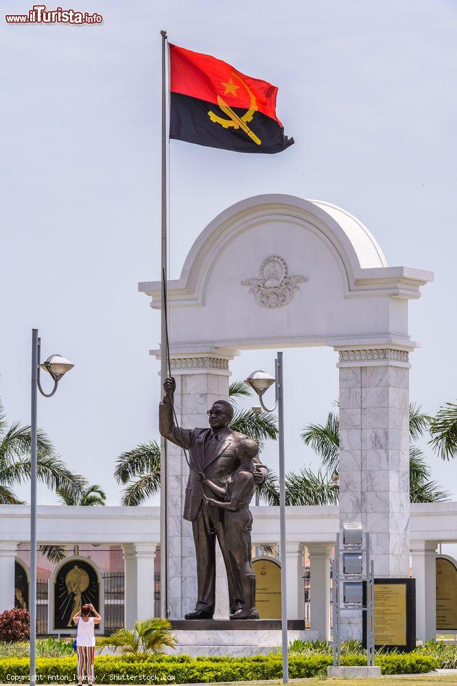Immagine Monumento con bandiera nella città di Luanda, Angola. Precedentemente chiamata Sao Paulo da Assuncao de Loanda, questa località è il principale porto marittimo nonchè centro amministrativo del paese - © Anton_Ivanov / Shutterstock.com