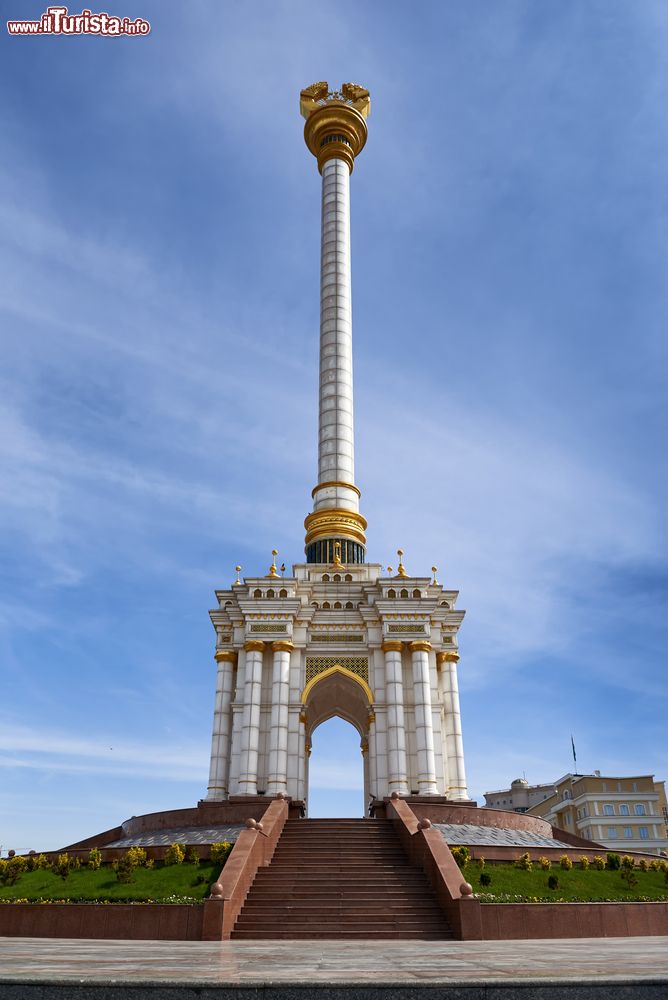 Immagine Monumento con l'emblema del Tagikistan nel centro di Dushanbe.