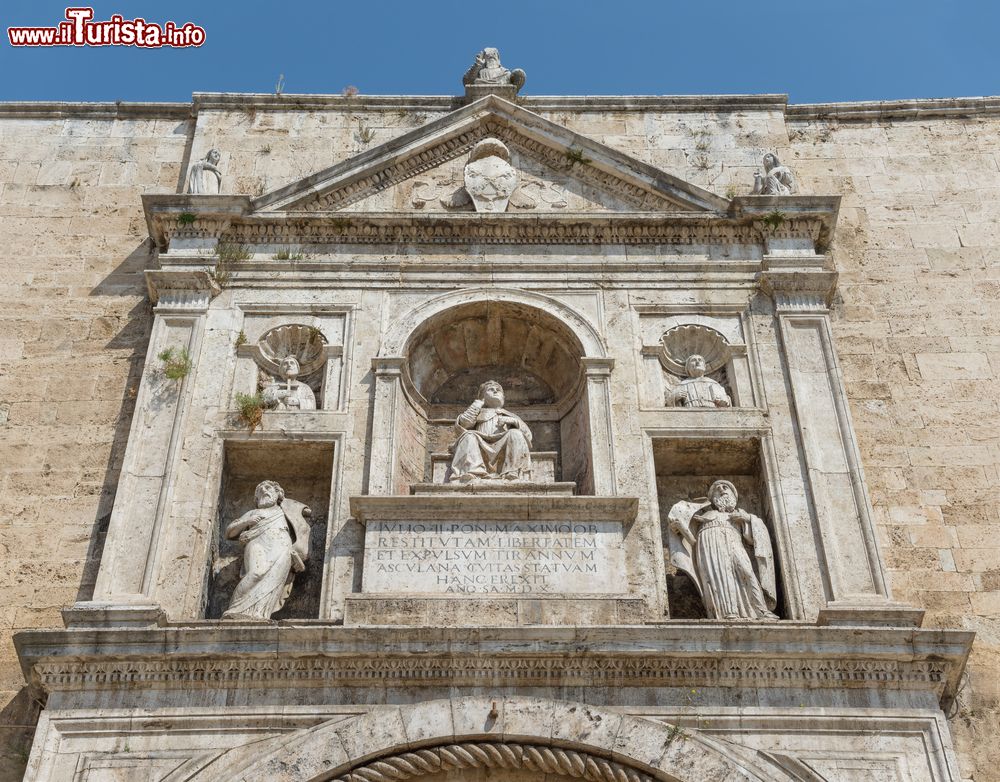 Immagine Il monumento dedicato a Papa Giulio II° a Ascoli Piceno, Marche, Italia. Si trova su un lato della chiesa di San Francesco e venne inaugurato nel 1510.