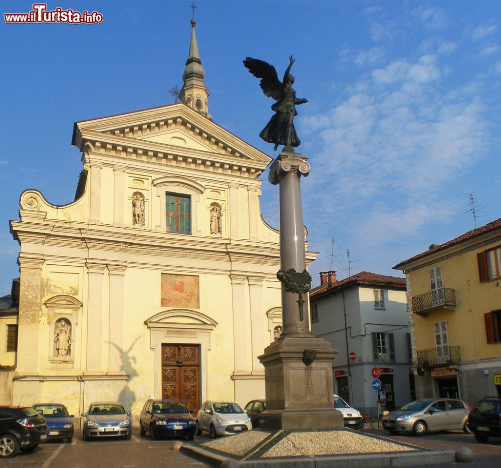 Immagine Monumento dei caduti di fronte alla Chiesa della Misericordia di Carignano (Piemonte)