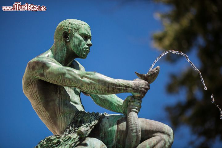 Immagine Monumento del "Pescatore e serpente" nella città alta di Zagabria, Croazia. Una delle fontane che si trovano nel cuore della capitale croata - © Ivica Drusany / Shutterstock.com