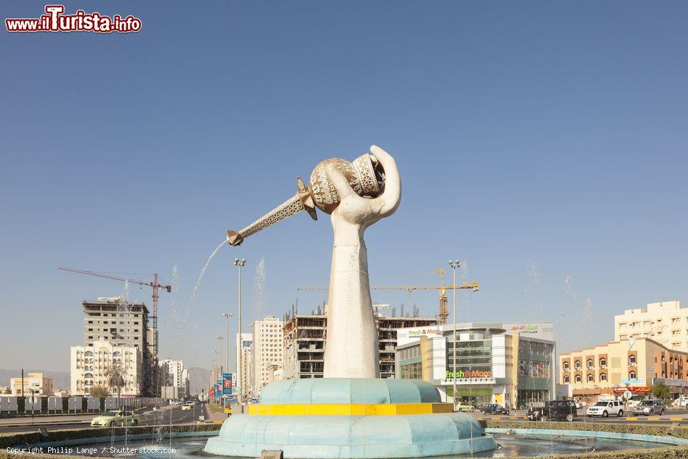 Immagine Monumento di Bakhoor in una rotonda della città di Fujairah (Emirato di Fujairah), EAU - © Philip Lange / Shutterstock.com