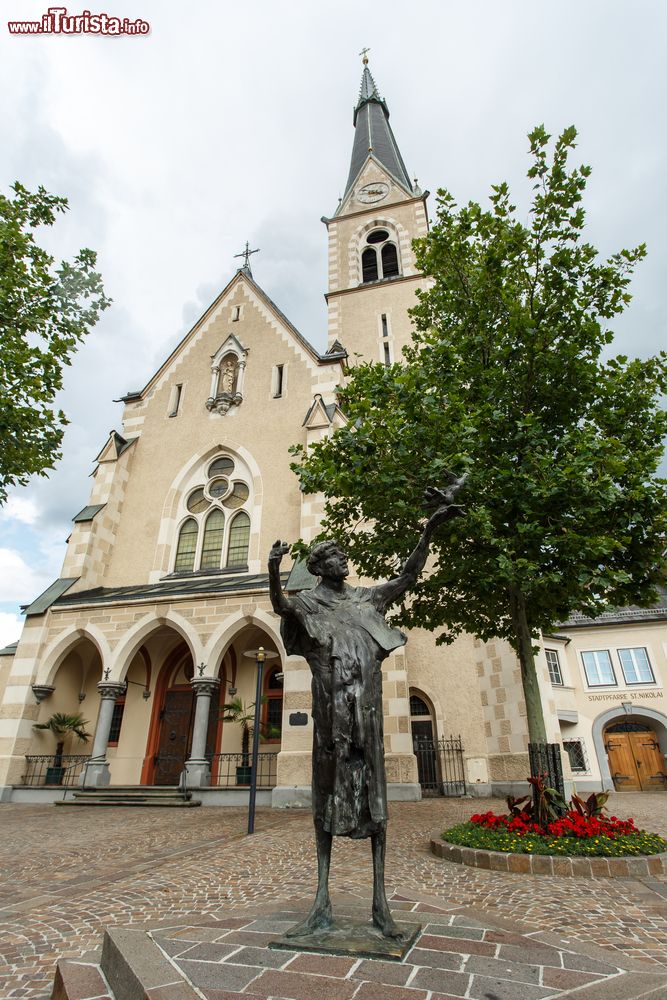 Immagine Monumento di fronte alla chiesa di San Nicola a Villach, Austria.