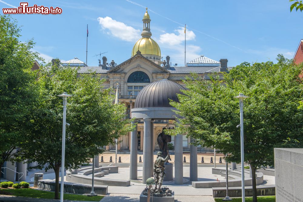 Immagine Monumento di fronte alla New Jersey State House di Trenton, USA.
