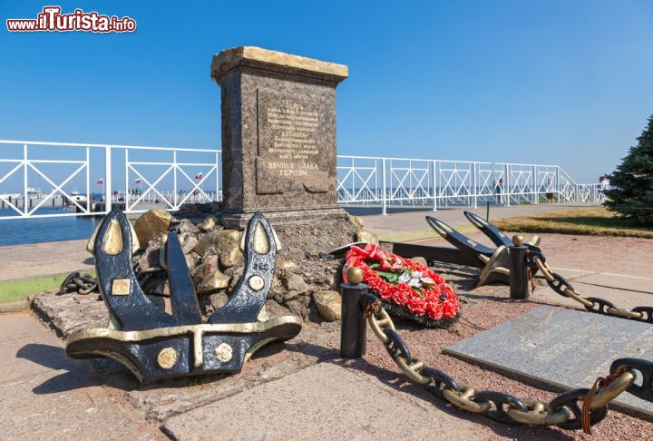 Immagine Un monumento di guerra, che celebra una battaglia sul Mar Baltico, nella baia di Peterhof, Russia - © FotograFFF / Shutterstock.com