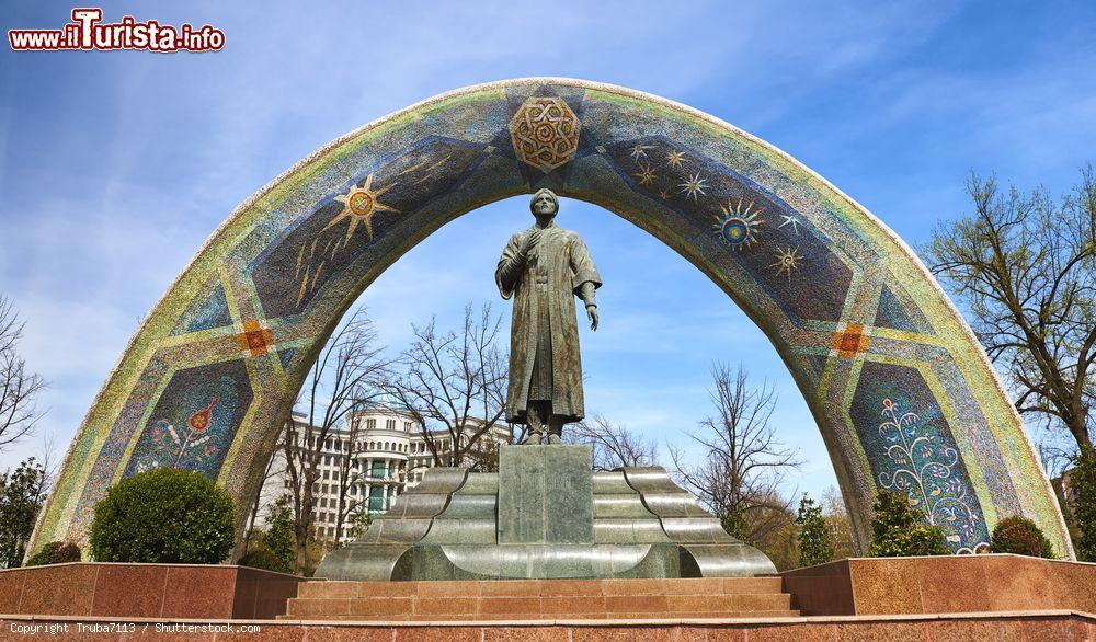 Immagine Monumento di Rudaki nel centro di Dushanbe, Tagikistan. Poeta persiano, nacque in un villaggio del Tagikistan - © Truba7113 / Shutterstock.com