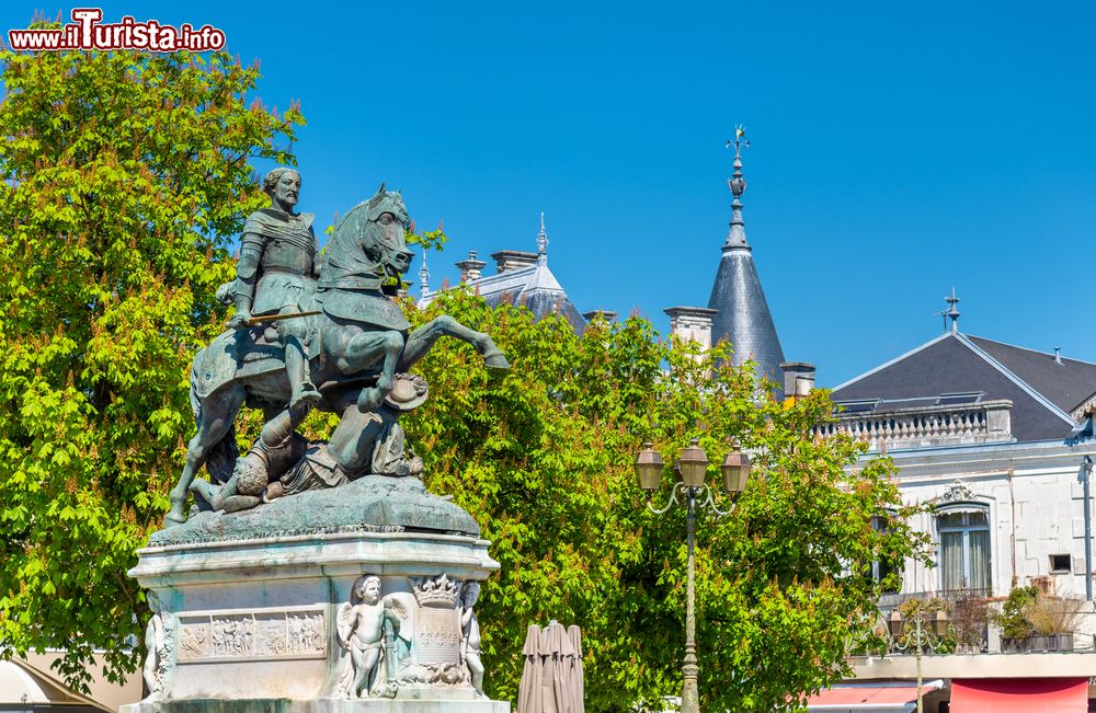 Immagine Monumento equestre a Francesco I°, re di Francia, nella città di Cognac. Il sovrano francese nacque proprio nel castello cittadino nel settembre 1494.