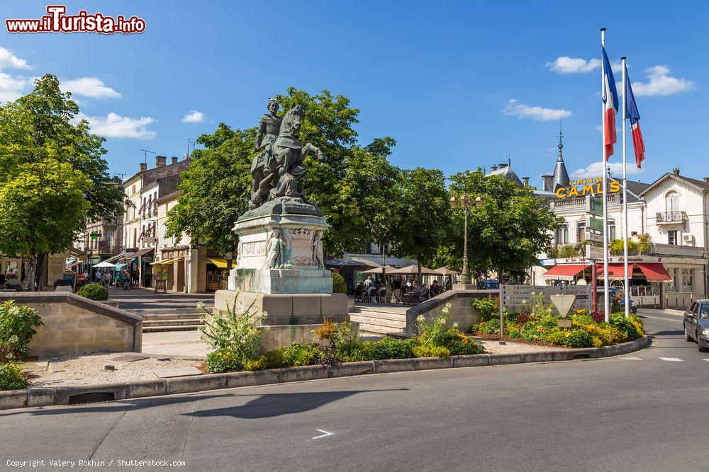 Immagine Monumento equestre a re Francesco I° con bandiere francesi in una piazza di Cognac - © Valery Rokhin / Shutterstock.com