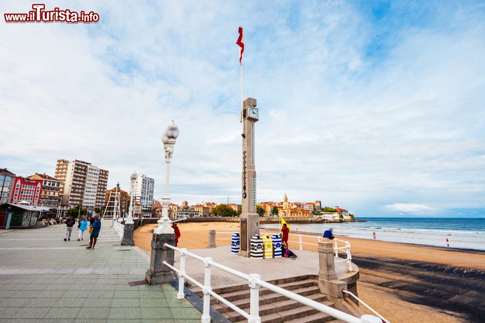 Immagine Il monumento Escalerona sulla passeggiata lungo la spiaggia di San Lorenzo Beach al centro di Gijon, Asturie, Spagna.