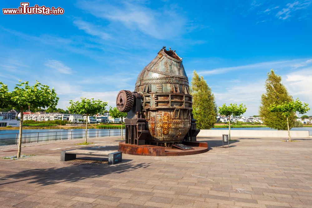 Immagine Monumento in acciaio al Phoenix See Lake nel distretto di Horde a Dortmund, Germania.