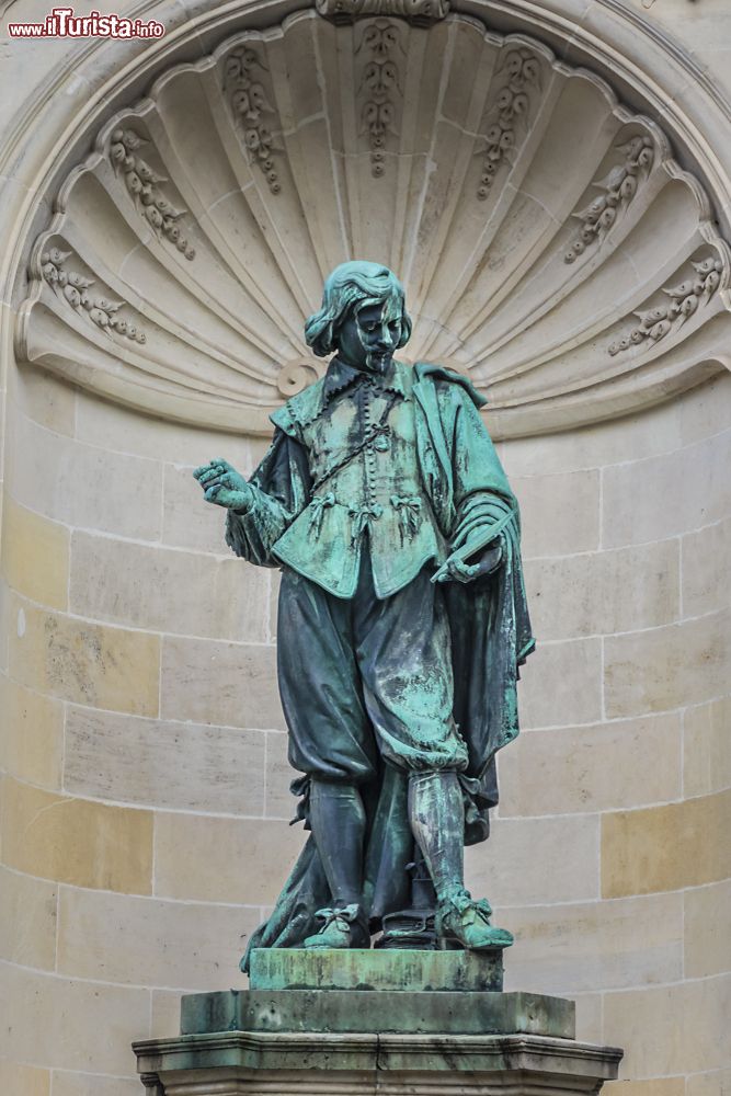Immagine Monumento in bronzo a Jacques Callot nei pressi dell'arco di trionfo a Nancy, Francia. Callot è stato un disegnatore e incisore della Lorraine.