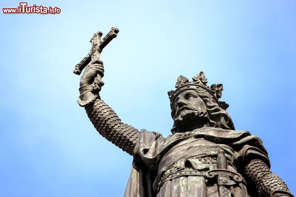 Immagine Monumento in bronzo al re Don Pelayo a Gijon, Asturie, Spagna. Rappresenta il re guerriero che alza con la mano la croce dopo la battaglia.