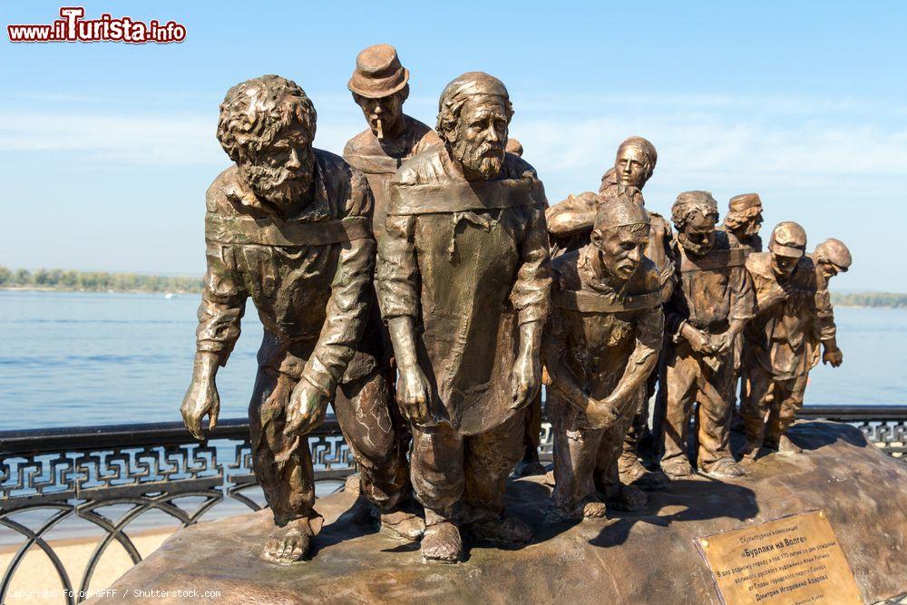 Immagine Monumento in bronzo del dipinto "Barge Haulers on the Volga" a Samara, Russia. Tratta da un quadro di Ilya Repin, quest'opera scultorea è stata inaugurata l'11 Settembre 2014 - © FotograFFF / Shutterstock.com